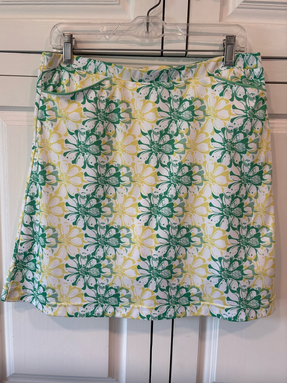 NWOT green and yellow floral skort by Monterey Club.